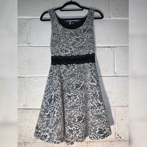 Super Pretty and Elegant Black & White Dress - Picture 1 of 3